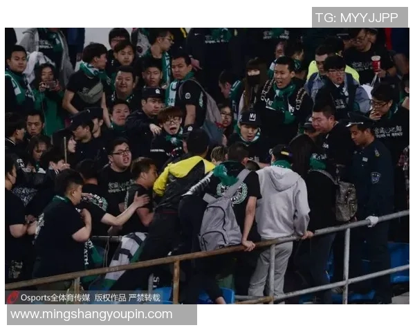 恒大与上港比赛裁判表现引发争议球迷热议判罚尺度与公平性